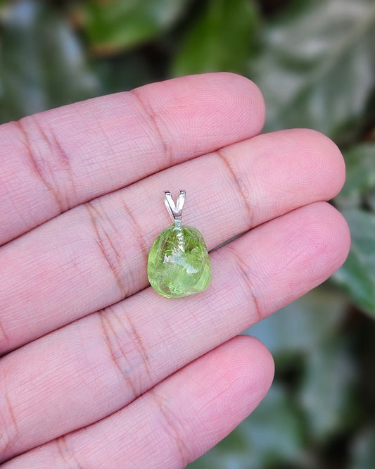Freeform Peridot Pendant Raeni