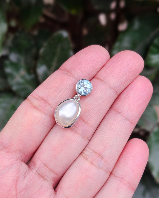 Zoetwaterparel en Blauw Topaas Hanger Lysandra