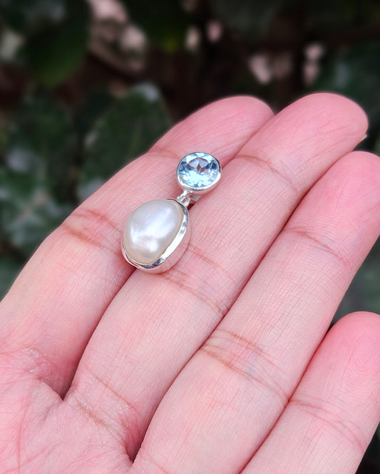 Zoetwaterparel en Blauw Topaas Hanger Lysandra